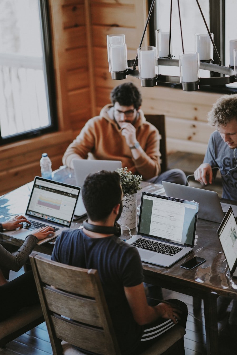 Grupo de personas trabajando juntas alrededor de una mesa