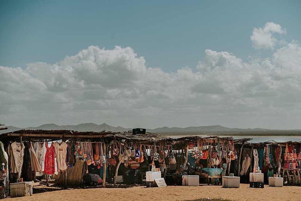 Puesto de artesanías wayuu en La Guajira