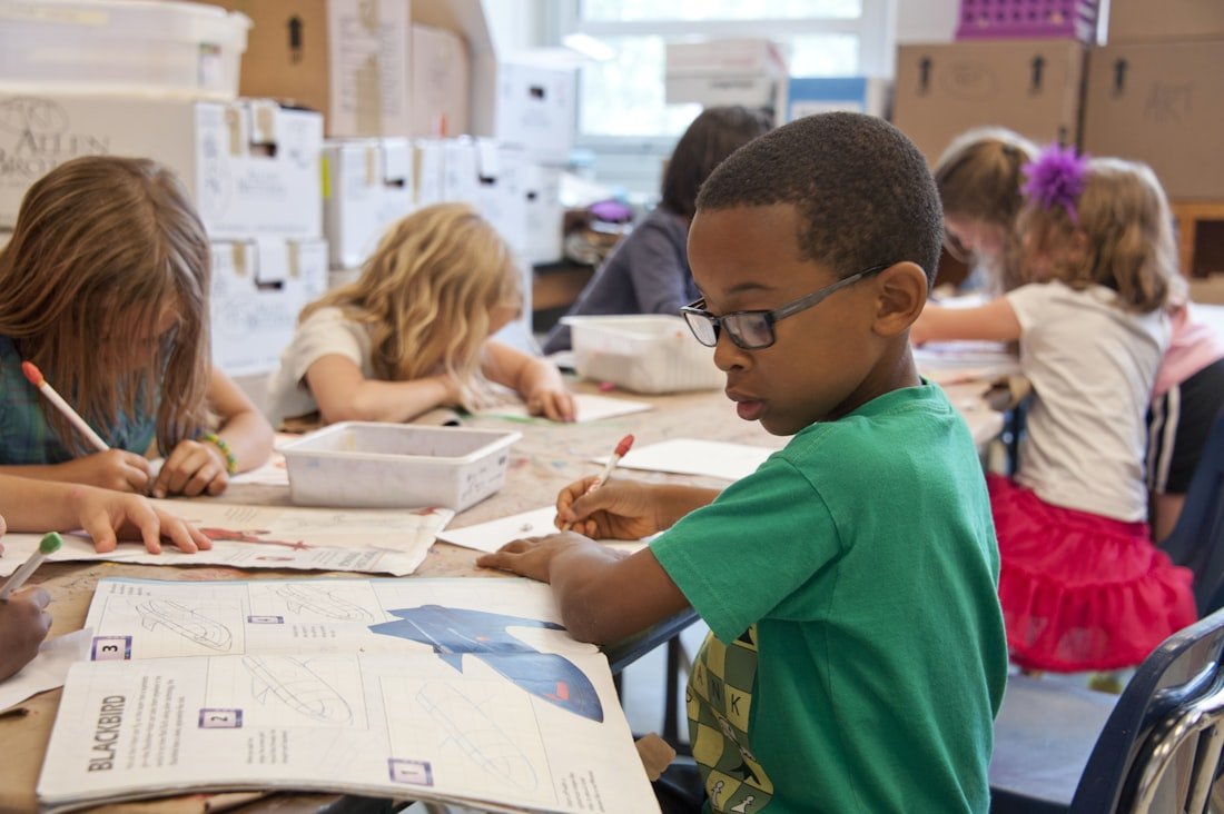 Niños escribiendo en el salón